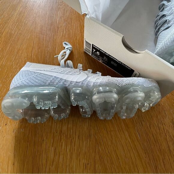 NIKE Flyknit Vapormax Pure Platinum White 7.5 US womens 38.5 EUR New in BOX - Picture 3 of 12